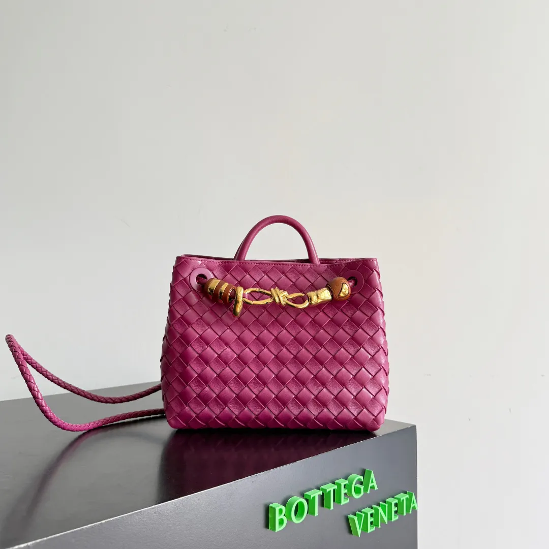 The new Andiamo batch of 3060 BV is shipped‼ ️The classic intercciato weaving process is used to create a soft bag, the metal knot is made of micro-cast aluminum using jewelry technology🪢, and the decorative beads are made of metal and hand-polished oak, allowing you to jump repeatedly between elegance and fun💃, making it unpredictable. Classic and versatile, it shows off your temperament, and the bag has a large capacity, making it very convenient for daily commuting! It has a variety of carrying methods, the shoulder straps can be adjusted by yourself, the original lambskin feels soft and delicate, and the unisex style breaks gender boundaries and brings a more practical and long-lasting use experience. The Andiamo, which has both elegant and casual styles, perfectly interprets the "fashionable old money style". Style No.: 743568+Wood Hardware Color: Berry Red Size: 25*22*10.5cm